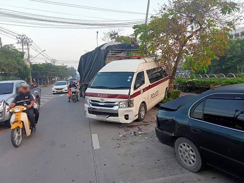 ชนดะ 3 เด้ง อุบัติเหตุสยอง เก๋ง