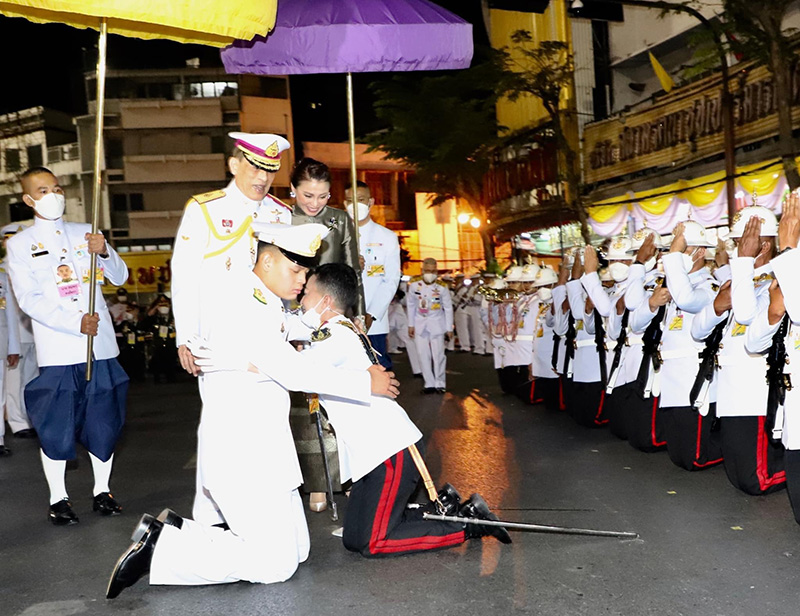 เจ้าฟ้าพัชรกิติยาภา ทรงสวมกอด