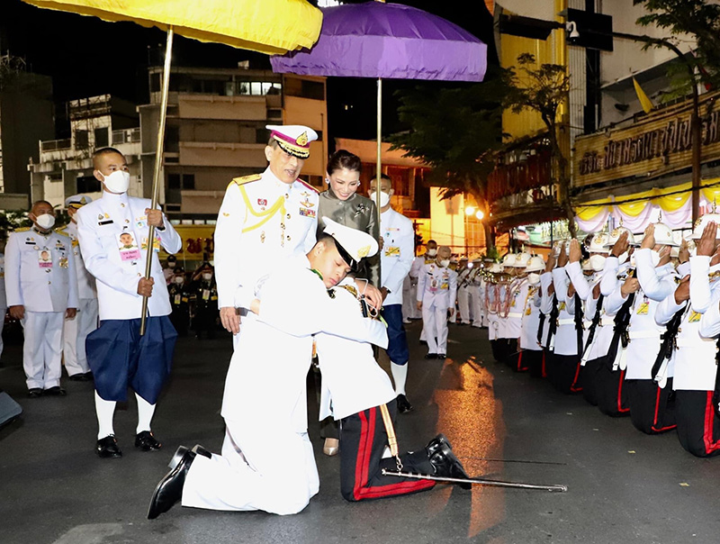 เจ้าฟ้าพัชรกิติยาภา ทรงสวมกอด