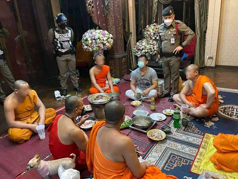 พระตั้งวงก๊งเหล้าแกล้มหมูกระทะ