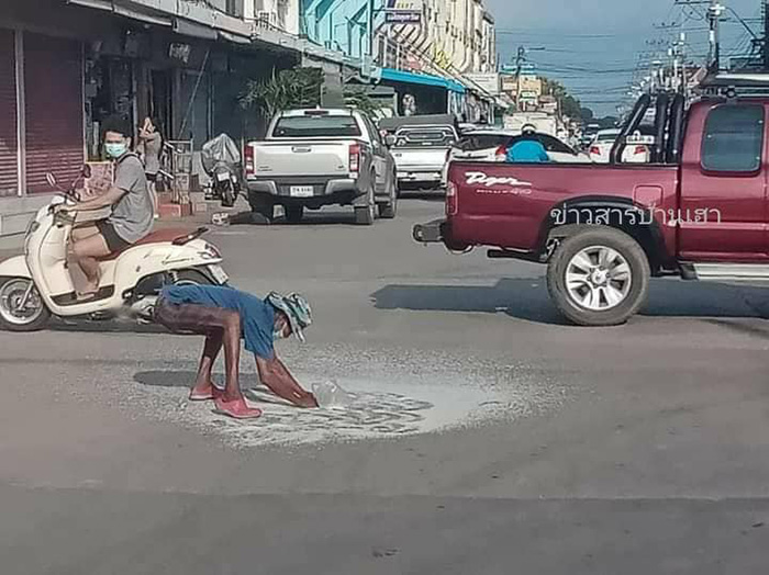 ลุงทำข้าวสารหกกลางถนน