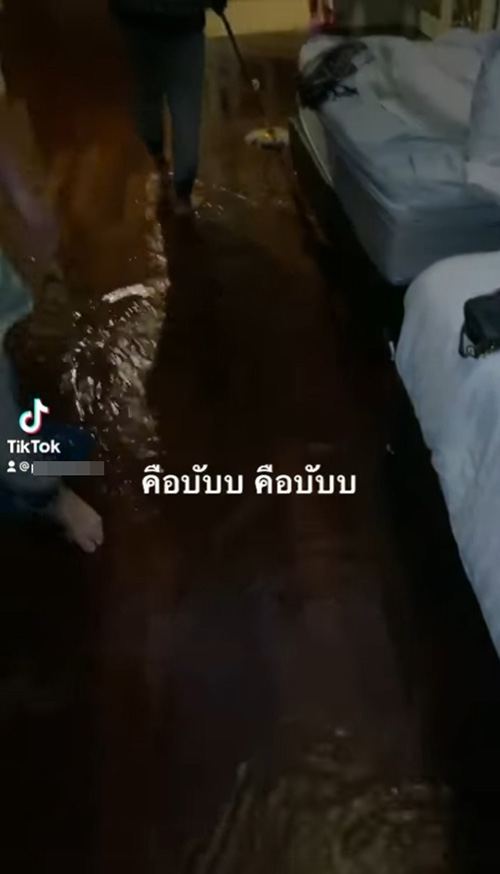 สาวสุดเซ็ง จองที่พัก เจอฝนตกน้ำท่วมห้อง