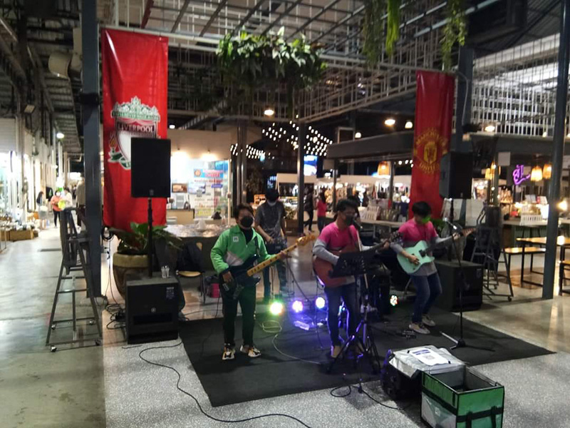 กรุ๊ปไรเดอร์ตั้งวงเล่นดนตรี 