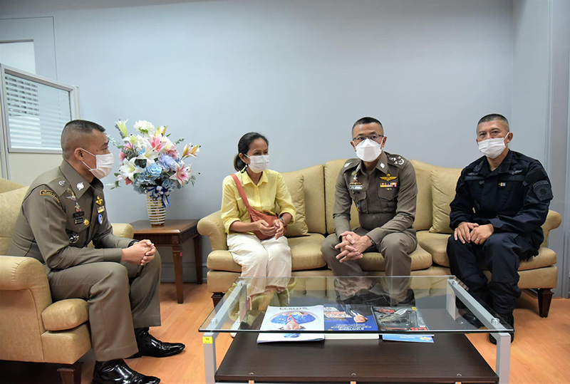 ในหลวง ทรงรับ ส.ต.ต. เดชวิทย์ คฝ.ถูกยิงในแฟลตดินแดง