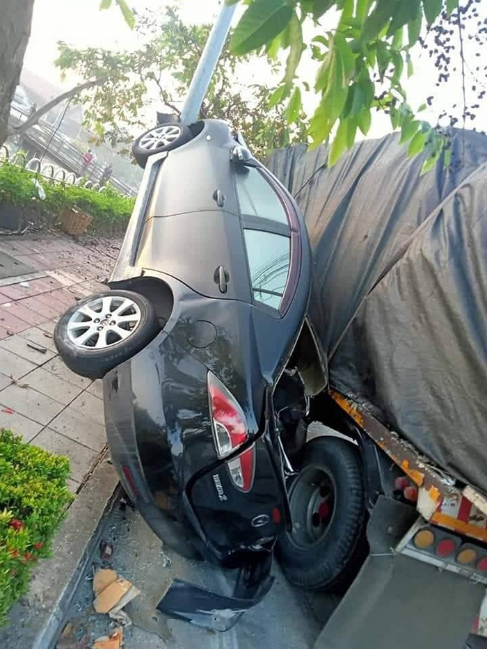 ชนดะ 3 เด้ง อุบัติเหตุสยอง เก๋ง