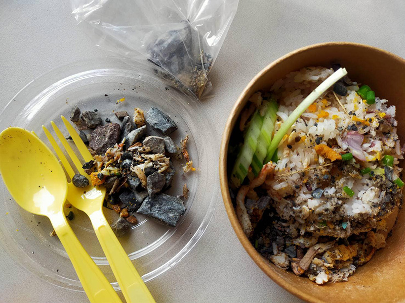 ลูกค้าอึ้ง ! สั่งอาหารเกือบได้กินหิน