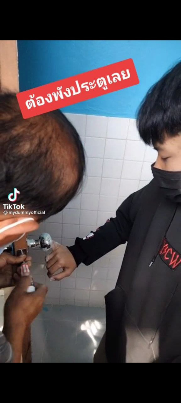 นักเรียนแอบเข้าห้องน้ำครู