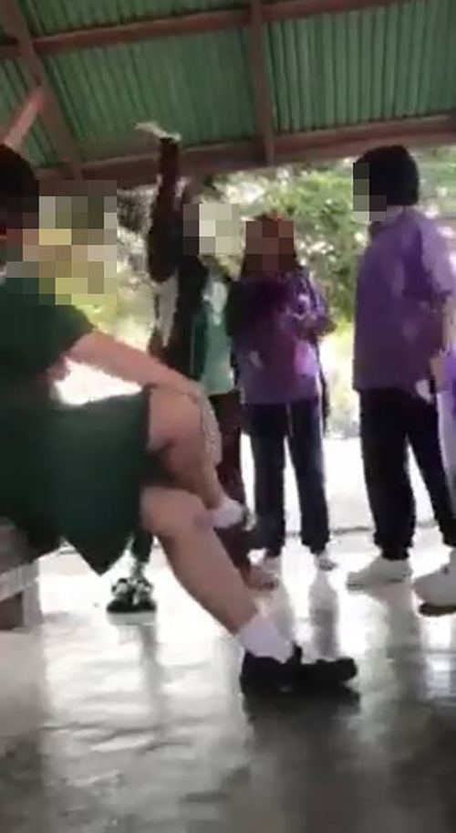 ลูกจัดการตบแม่ต่อหน้าเพื่อนเป็นสิบ 