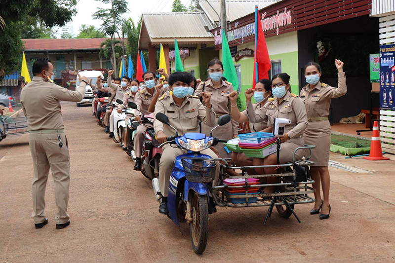  ครูนั่งรถซาเล้ง 