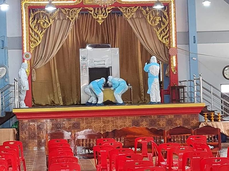 พระ - สัปเหร่อ ในชุด PPE 