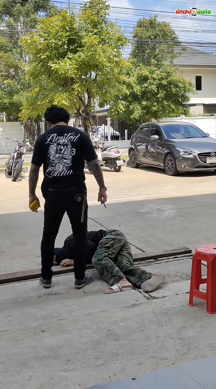 หนุ่มแกะรอยโจร จับเตะก้านคอล้มพับ