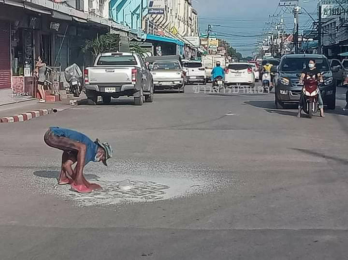 ลุงทำข้าวสารหกกลางถนน