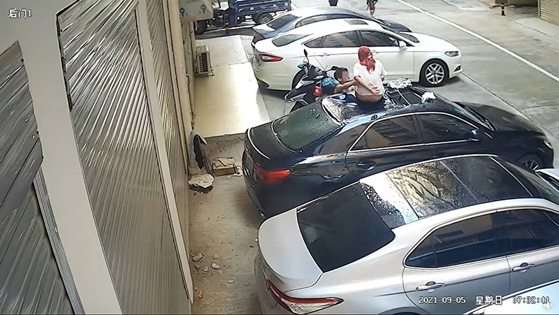 สาวเปลือยท่อนล่างร่วงใส่รถ ชายปรี่หา