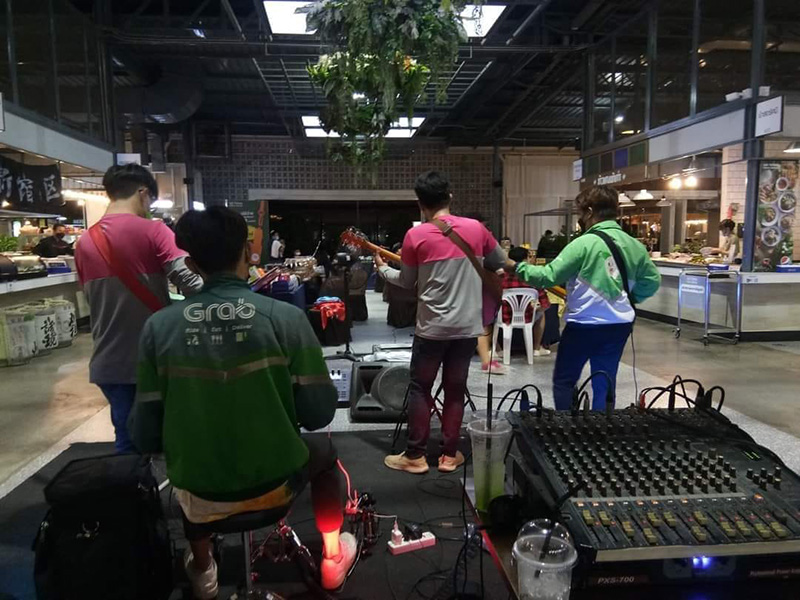 กรุ๊ปไรเดอร์ตั้งวงเล่นดนตรี 