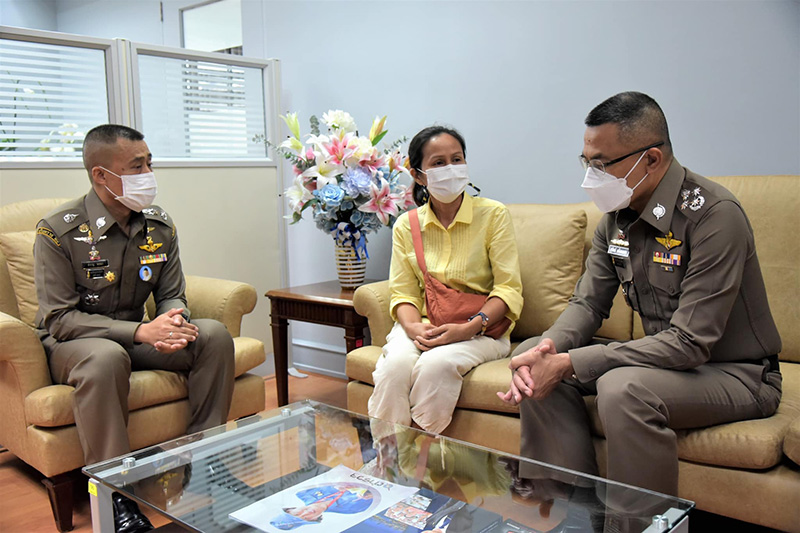 ในหลวง ทรงรับ ส.ต.ต. เดชวิทย์ คฝ.ถูกยิงในแฟลตดินแดง