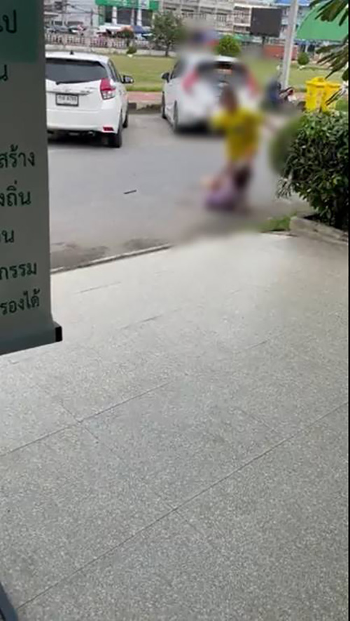 แม่ไล่ตีลูกจนไม้หัก ชาวบ้านห้ามดันท้าแจ้งความ