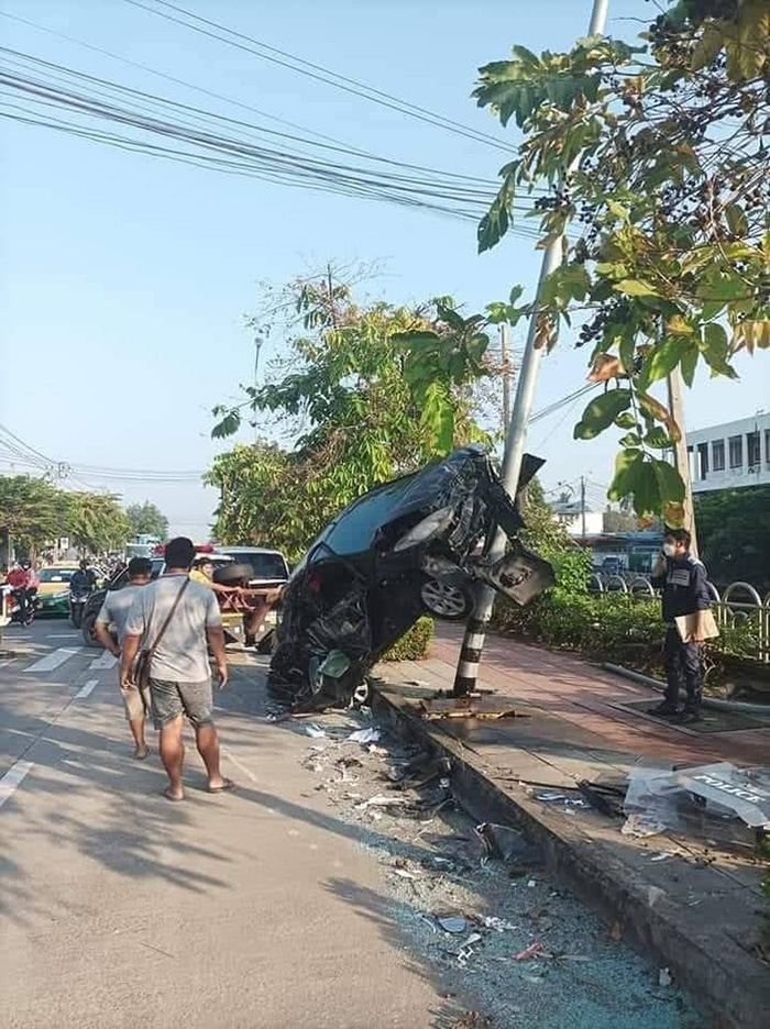 ชนดะ 3 เด้ง อุบัติเหตุสยอง เก๋ง