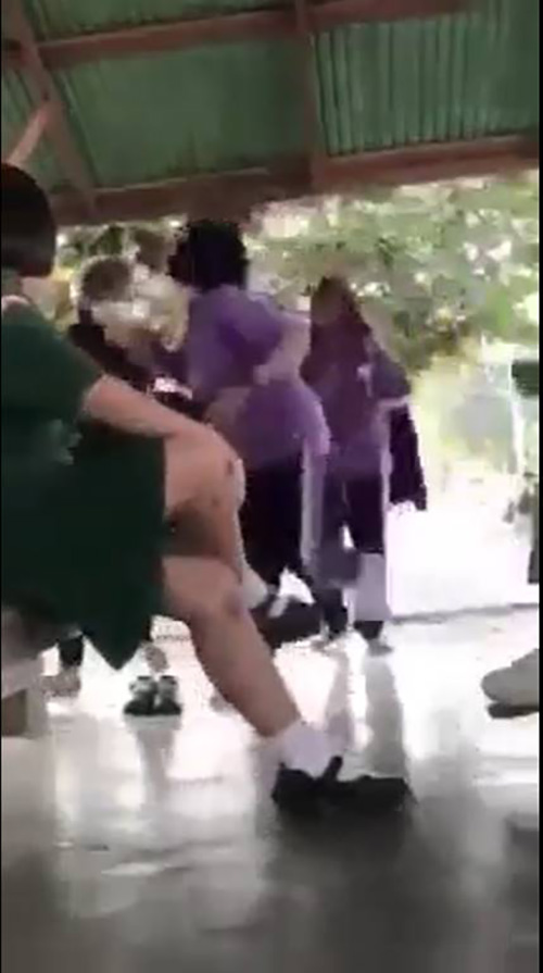 ลูกจัดการตบแม่ต่อหน้าเพื่อนเป็นสิบ 