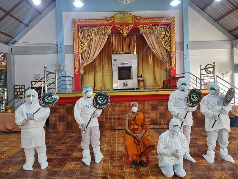 พระ - สัปเหร่อ ในชุด PPE 