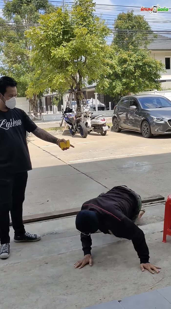 หนุ่มแกะรอยโจร จับเตะก้านคอล้มพับ