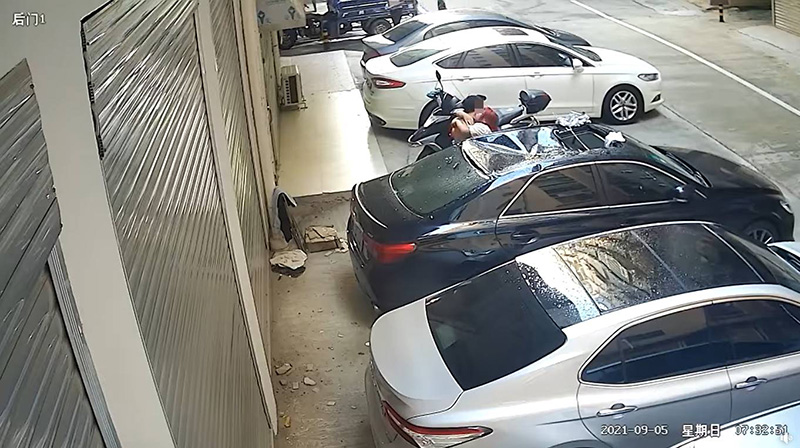 สาวเปลือยท่อนล่างร่วงใส่รถ ชายปรี่หา