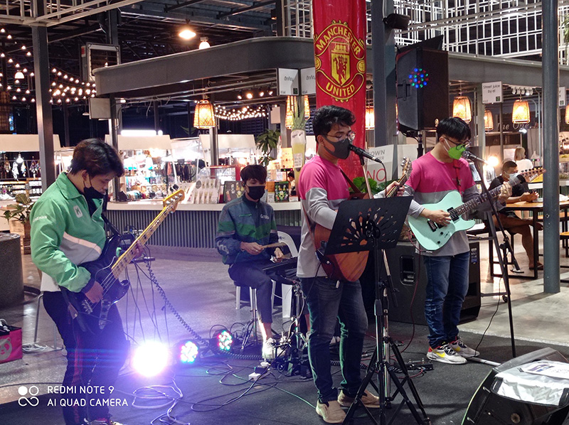 กรุ๊ปไรเดอร์ตั้งวงเล่นดนตรี 