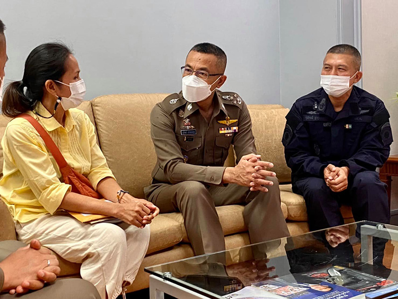 ในหลวง ทรงรับ ส.ต.ต. เดชวิทย์ คฝ.ถูกยิงในแฟลตดินแดง