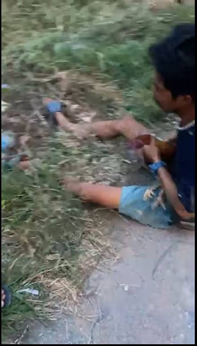 หนุ่มแทบขาดใจ กอดไก่นอนเกือกกลิ้งริมถนน 