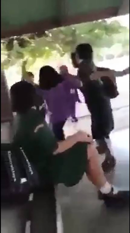 ลูกจัดการตบแม่ต่อหน้าเพื่อนเป็นสิบ 