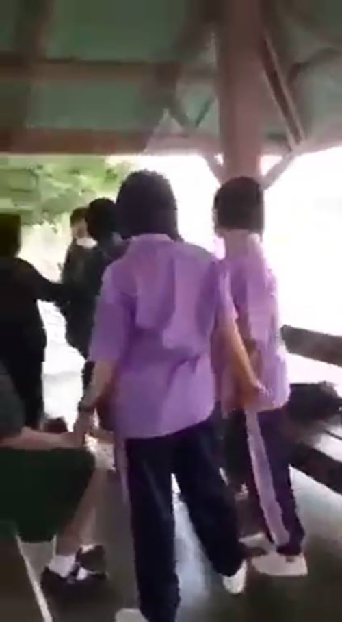 ลูกจัดการตบแม่ต่อหน้าเพื่อนเป็นสิบ 