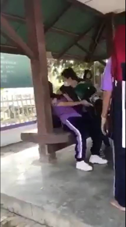 ลูกจัดการตบแม่ต่อหน้าเพื่อนเป็นสิบ 