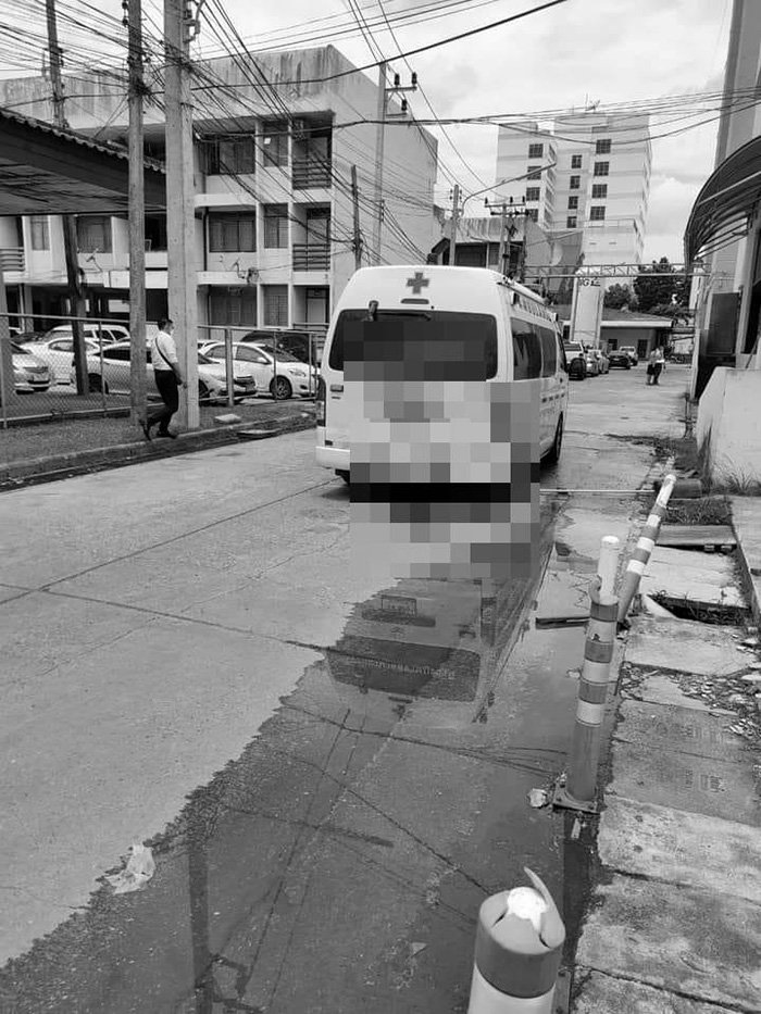 ถูกรถ รพ. ถอยทับดับ