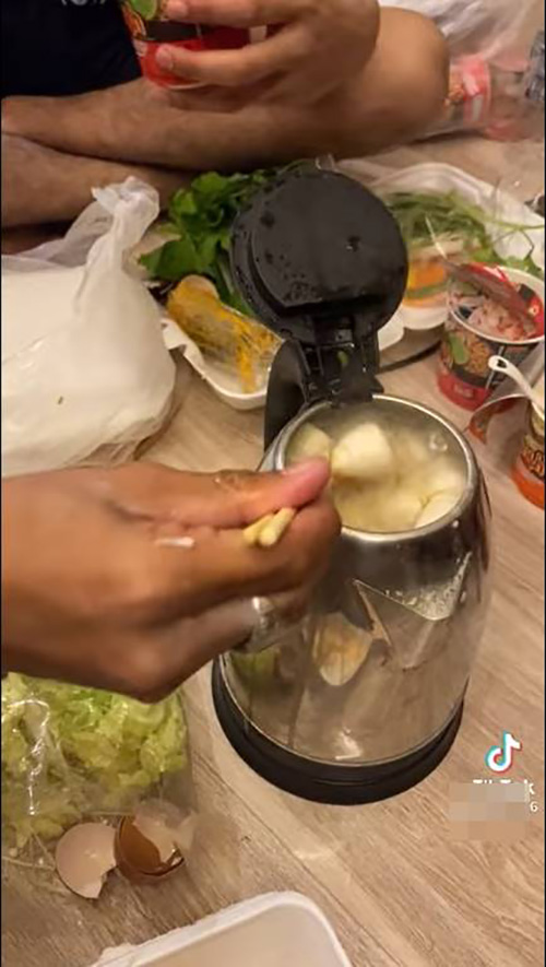 รีสอร์ตภูทับเบิกเซ็ง ลูกค้าทำชาบูในกาต้มน้ำร้อน 