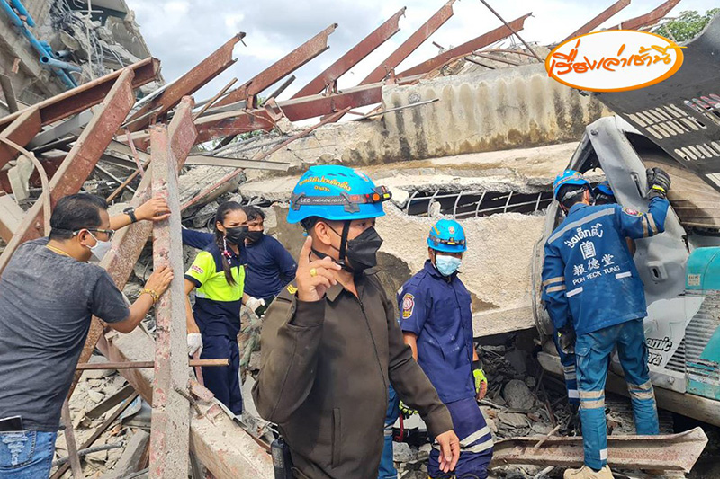 อาคารพาณิชย์ 8 ชั้น พังถล่มขณะทำการรื้อถอน