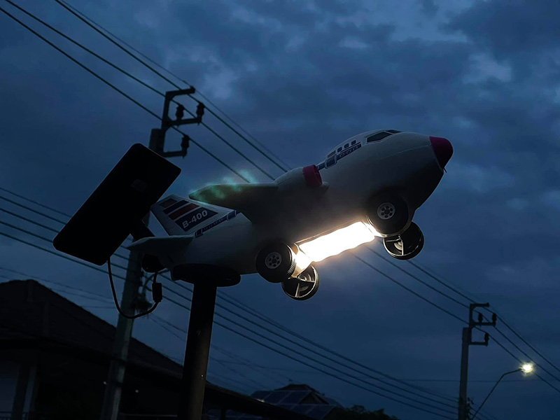 หนุ่มเห็นเสาไฟเครื่องบิน ต้นละแสนคงแพงไป 