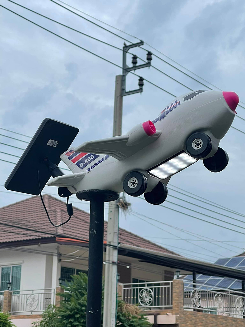 หนุ่มเห็นเสาไฟเครื่องบิน ต้นละแสนคงแพงไป 