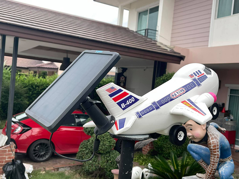 หนุ่มเห็นเสาไฟเครื่องบิน ต้นละแสนคงแพงไป 