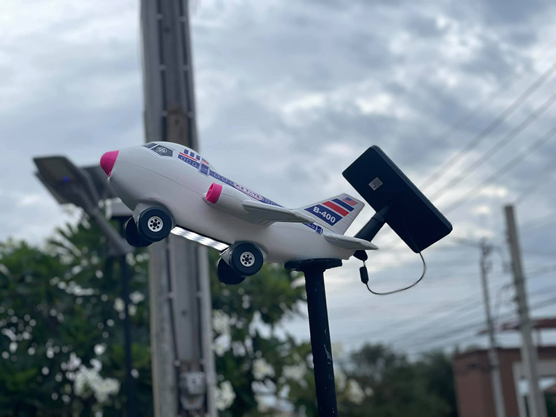 หนุ่มเห็นเสาไฟเครื่องบิน ต้นละแสนคงแพงไป 