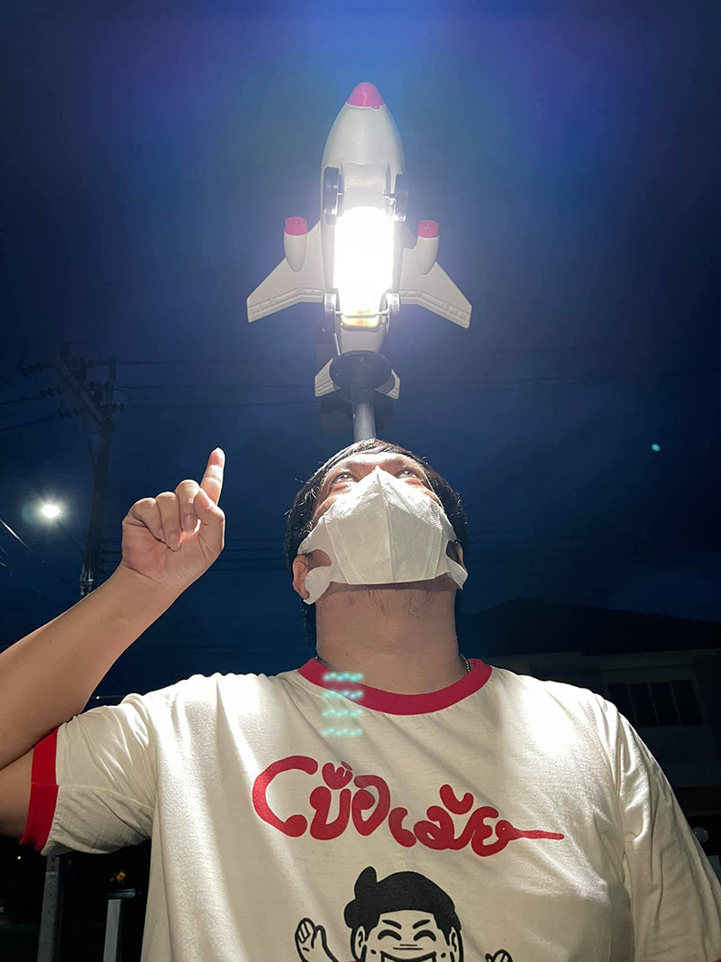 หนุ่มเห็นเสาไฟเครื่องบิน ต้นละแสนคงแพงไป 