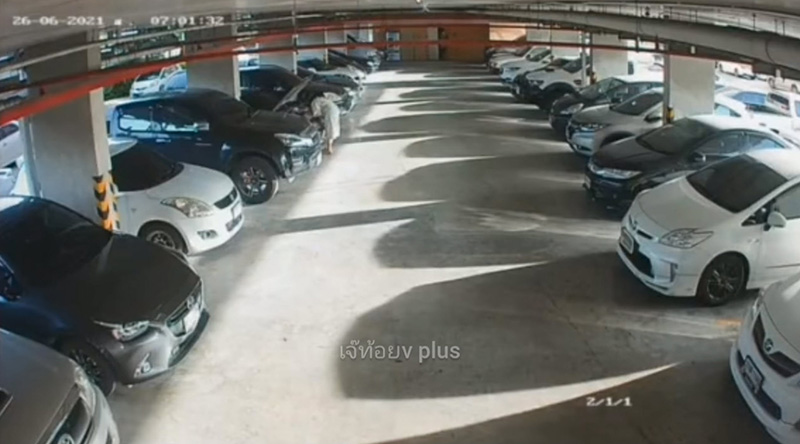 หญิงยืนเช็กเครื่องยนต์ จู่ ๆ รถพุ่งดันร่างข้ามไปชนอีกฝั่ง