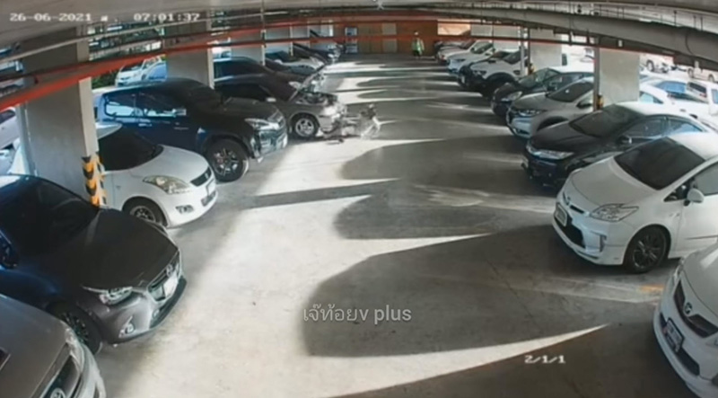 หญิงยืนเช็กเครื่องยนต์ จู่ ๆ รถพุ่งดันร่างข้ามไปชนอีกฝั่ง