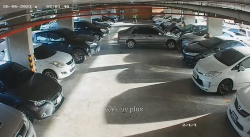 หญิงยืนเช็กเครื่องยนต์ จู่ ๆ รถพุ่งดันร่างข้ามไปชนอีกฝั่ง