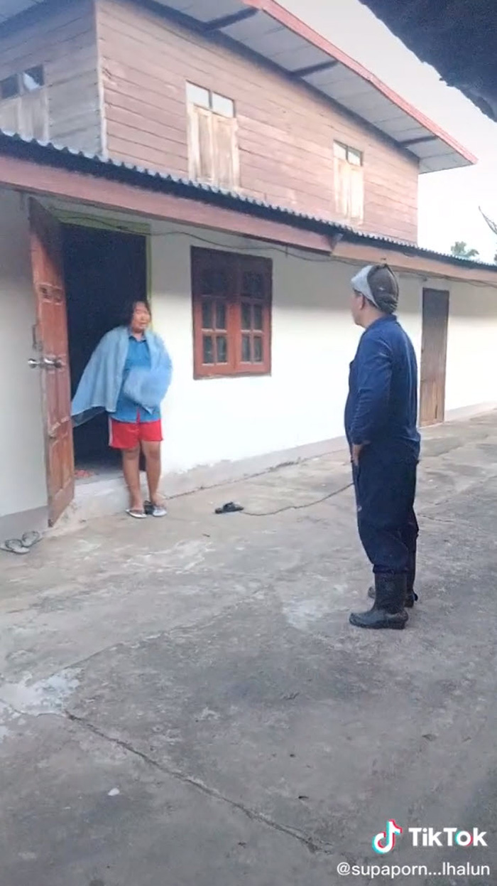 ลูกร้องไห้ครั้งใหญ่ พ่อถือไม้เรียวอยู่หน้าบ้าน