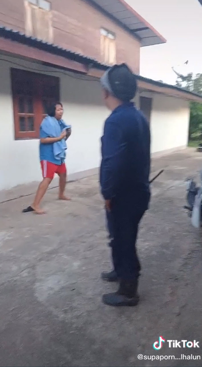 ลูกร้องไห้ครั้งใหญ่ พ่อถือไม้เรียวอยู่หน้าบ้าน