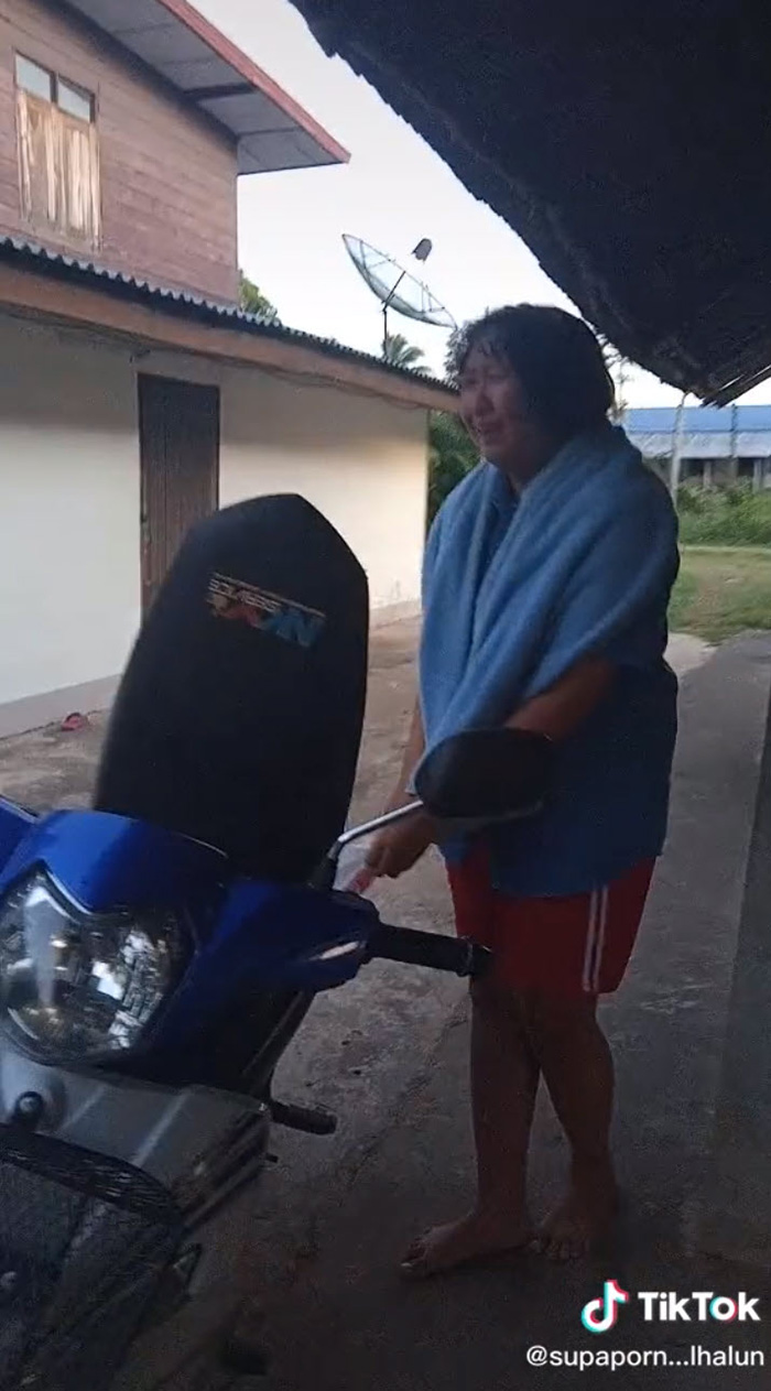 ลูกร้องไห้ครั้งใหญ่ พ่อถือไม้เรียวอยู่หน้าบ้าน