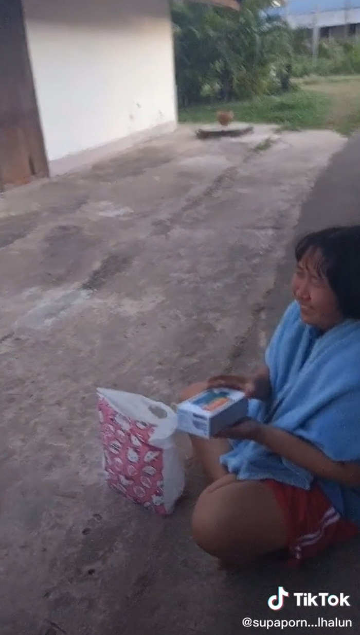 ลูกร้องไห้ครั้งใหญ่ พ่อถือไม้เรียวอยู่หน้าบ้าน