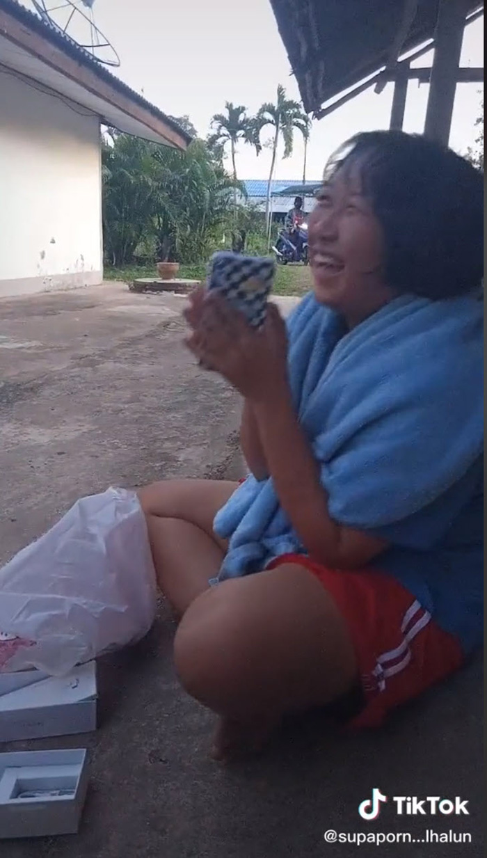 ลูกร้องไห้ครั้งใหญ่ พ่อถือไม้เรียวอยู่หน้าบ้าน