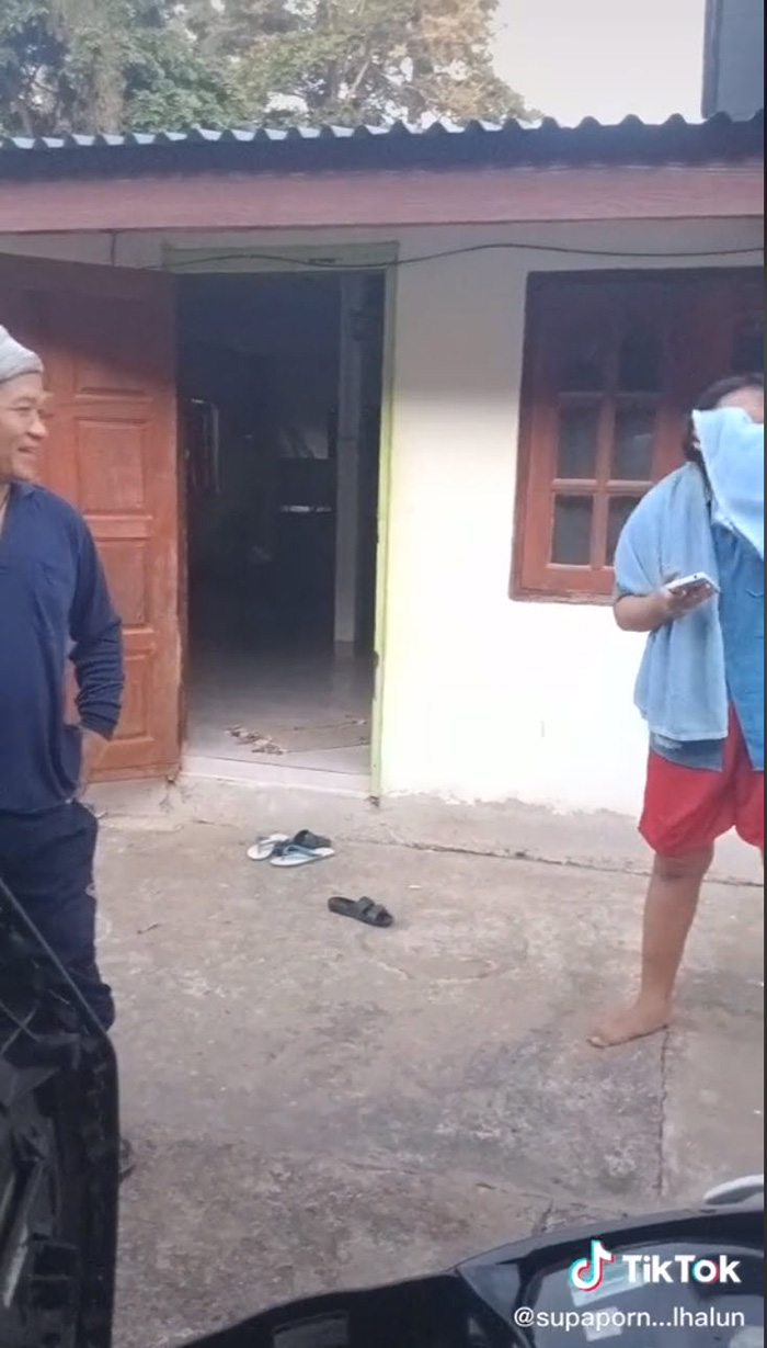 ลูกร้องไห้ครั้งใหญ่ พ่อถือไม้เรียวอยู่หน้าบ้าน