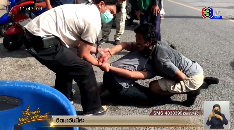 พ่อพาลูกขโมยนม 2 แพ็กร้านสะดวกซื้อ