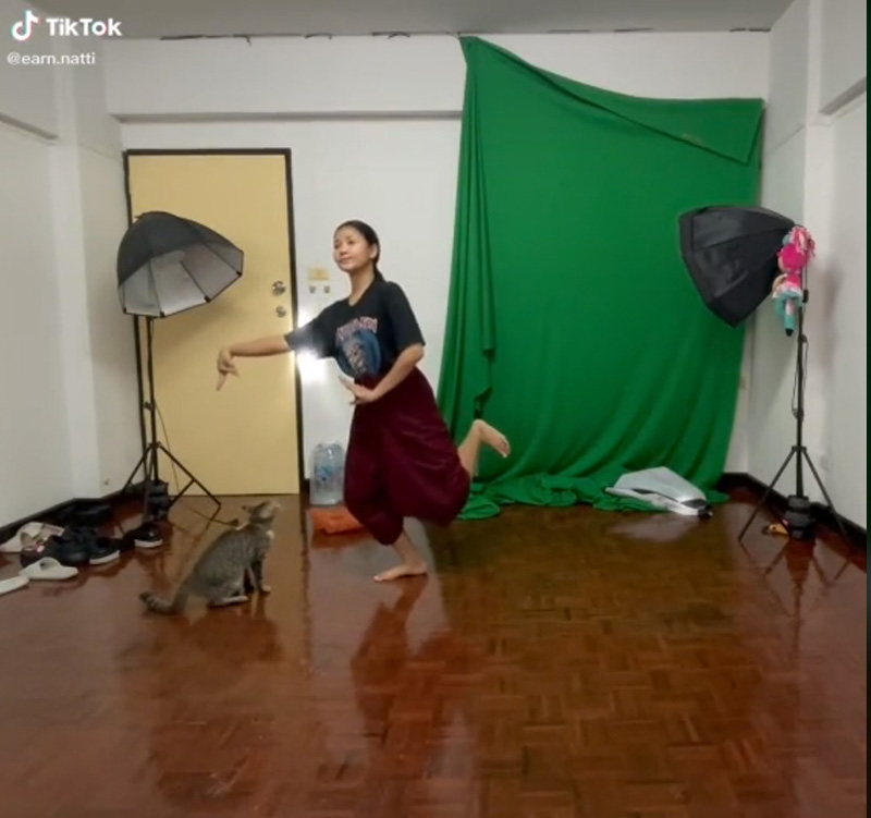 สาวเรียนออนไลน์ รำไทยหน้ากล้อง